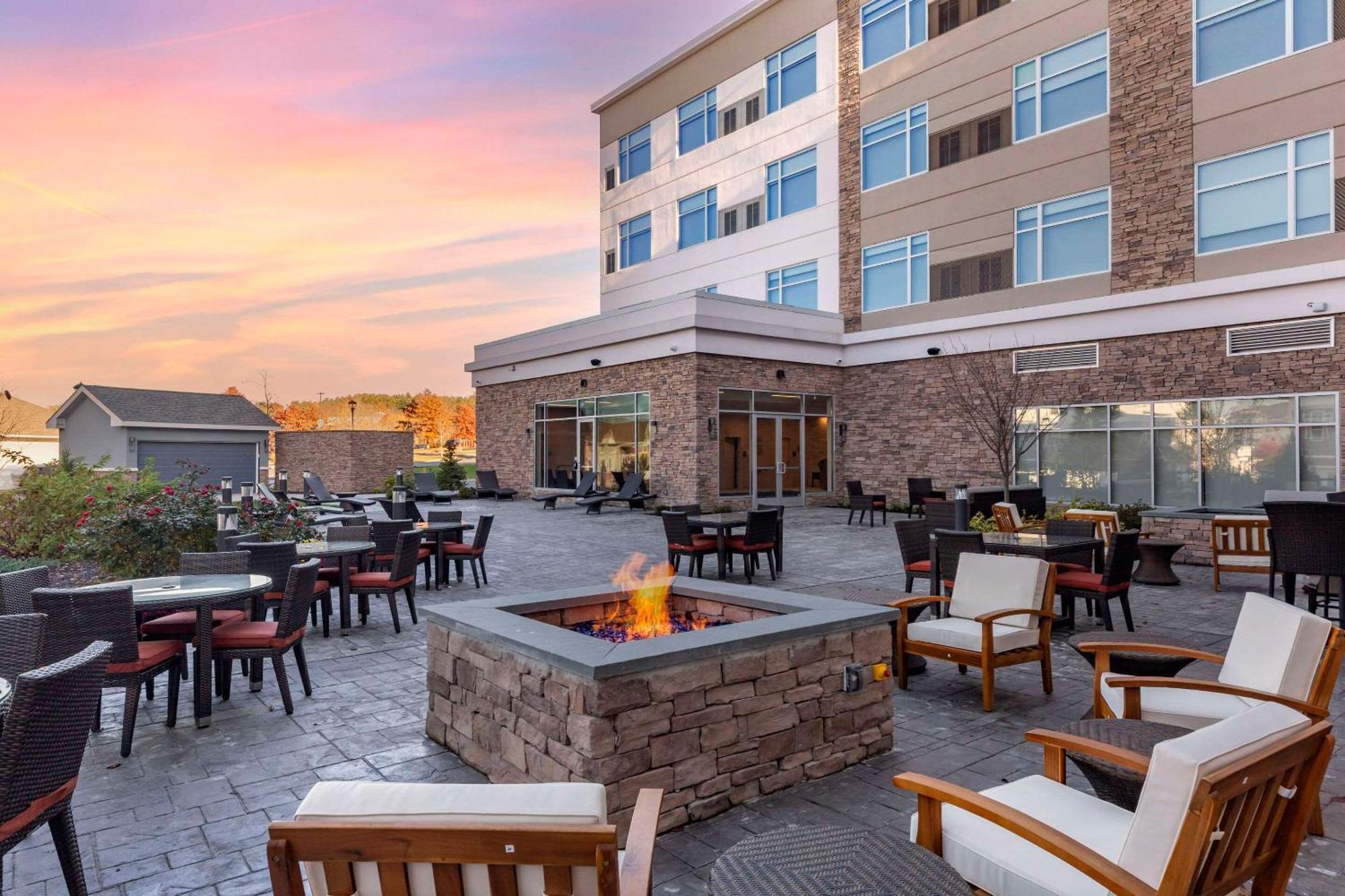 Cambria Hotel Manchester South Windsor Exterior photo